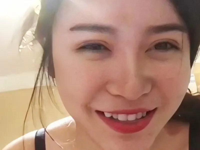 Dì cháu lâu lâu mới gặp nhau đi ăn mà cháu bắt liếm chim ăn chuối